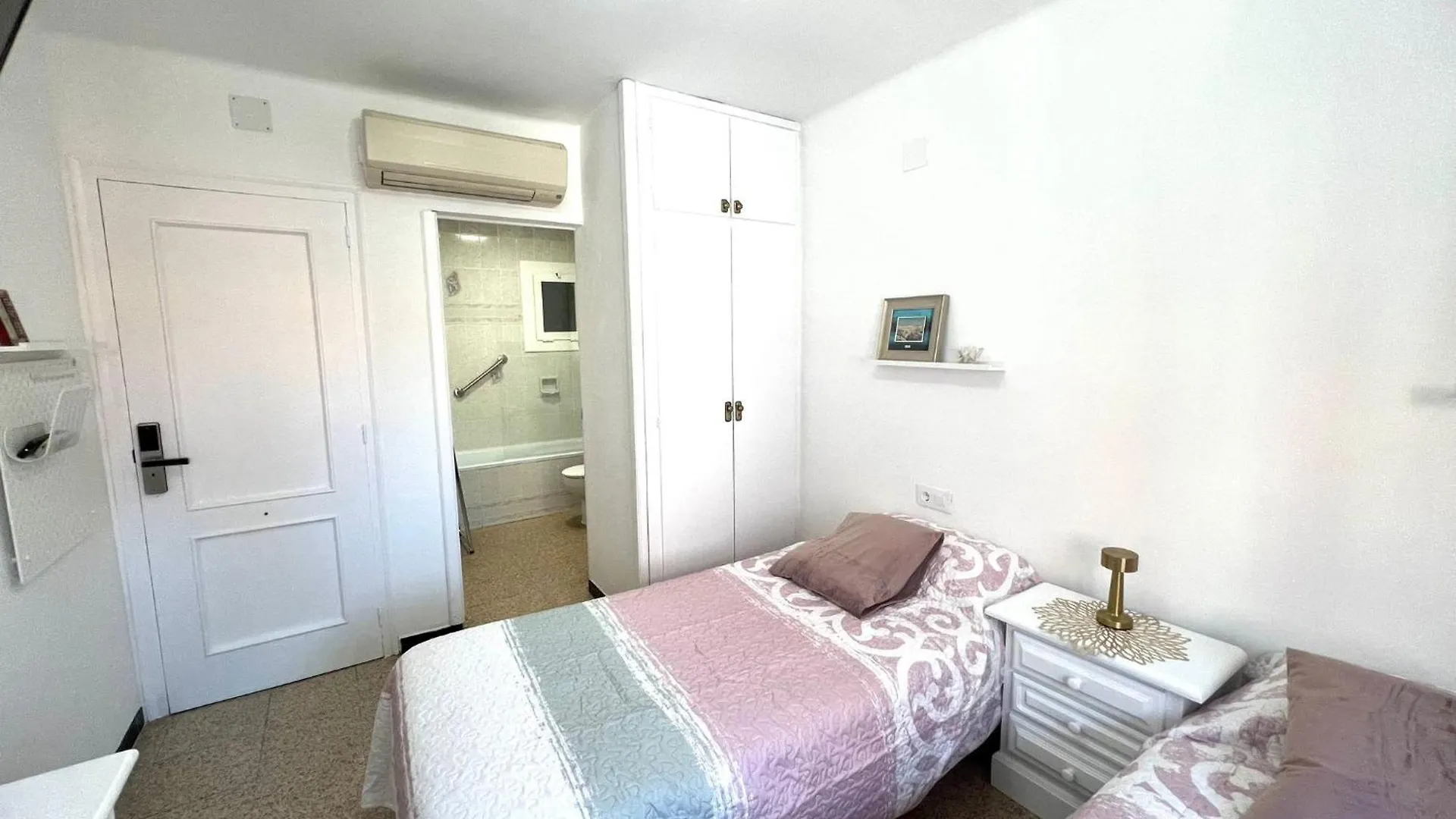 Escondite Central Con Terraza Compartida En La Azotea Roses Guest house