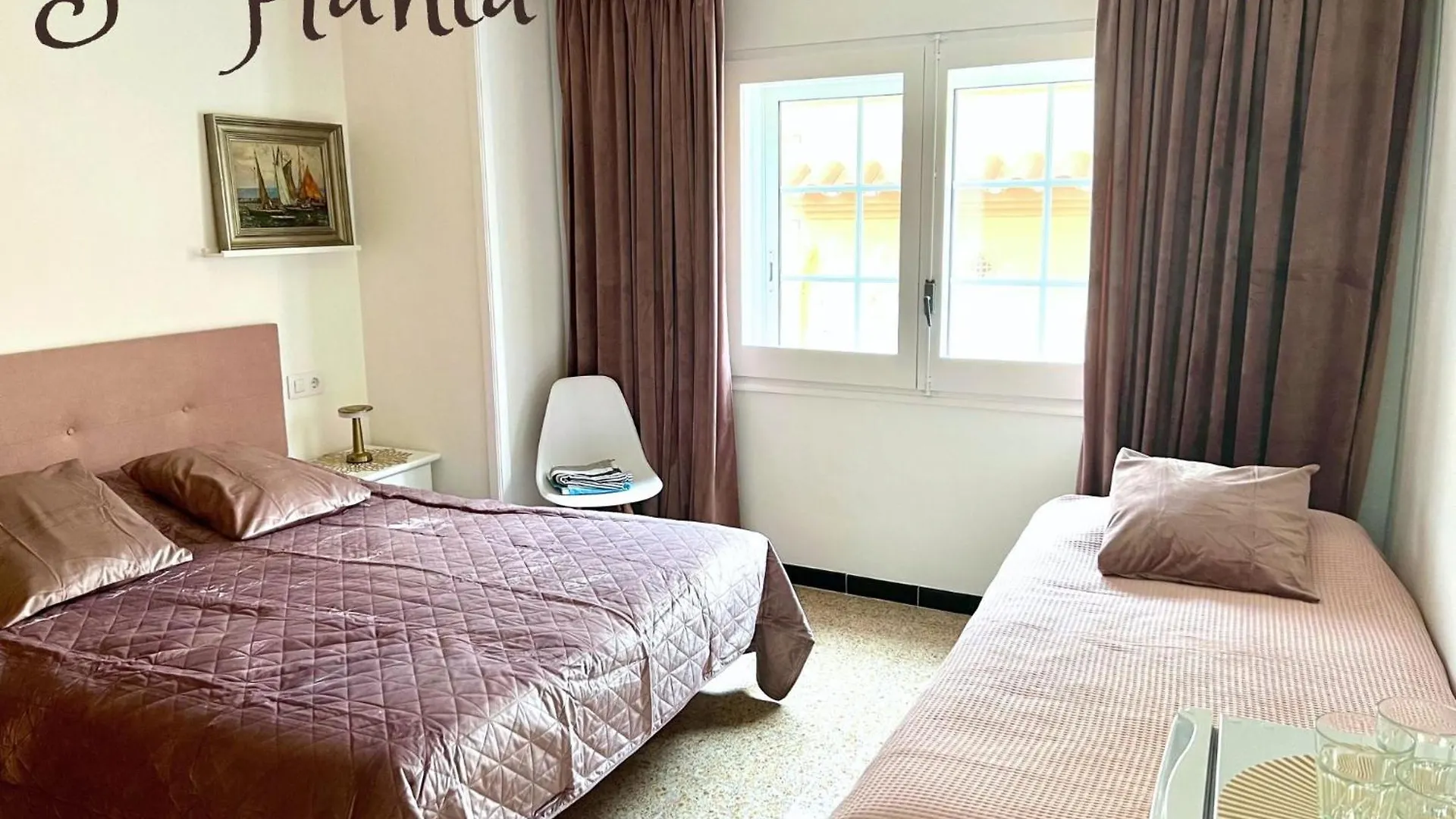 Escondite Central Con Terraza Compartida En La Azotea Roses Guest house